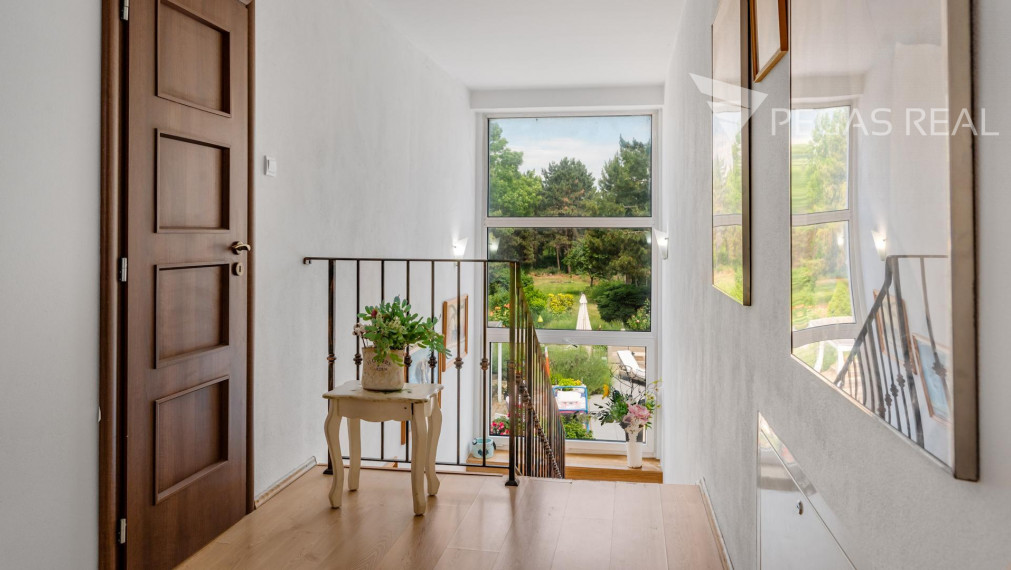 Rodinný dom s bazénom a veľkým pozemkom