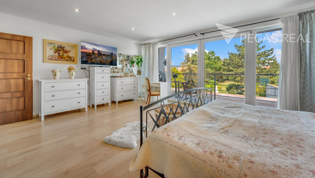 Rodinný dom s bazénom a veľkým pozemkom