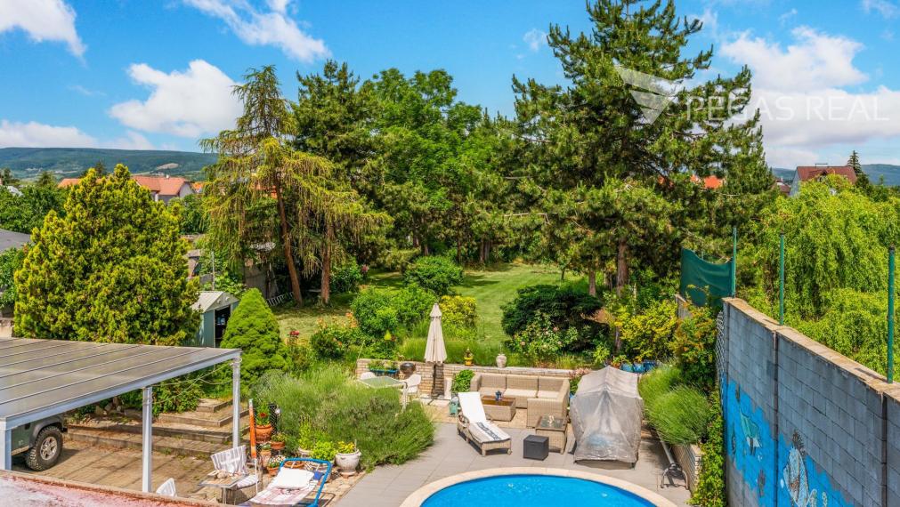 Rodinný dom s bazénom a veľkým pozemkom