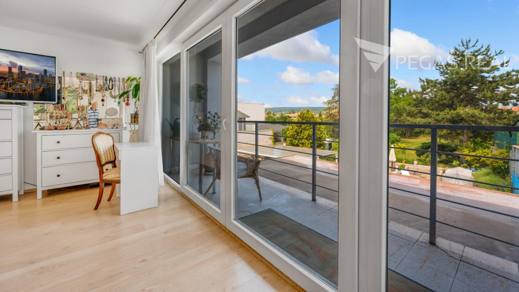 Rodinný dom s bazénom a veľkým pozemkom