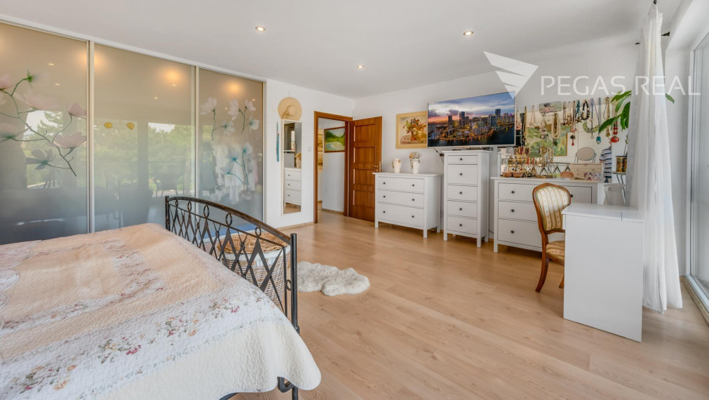 Rodinný dom s bazénom a veľkým pozemkom