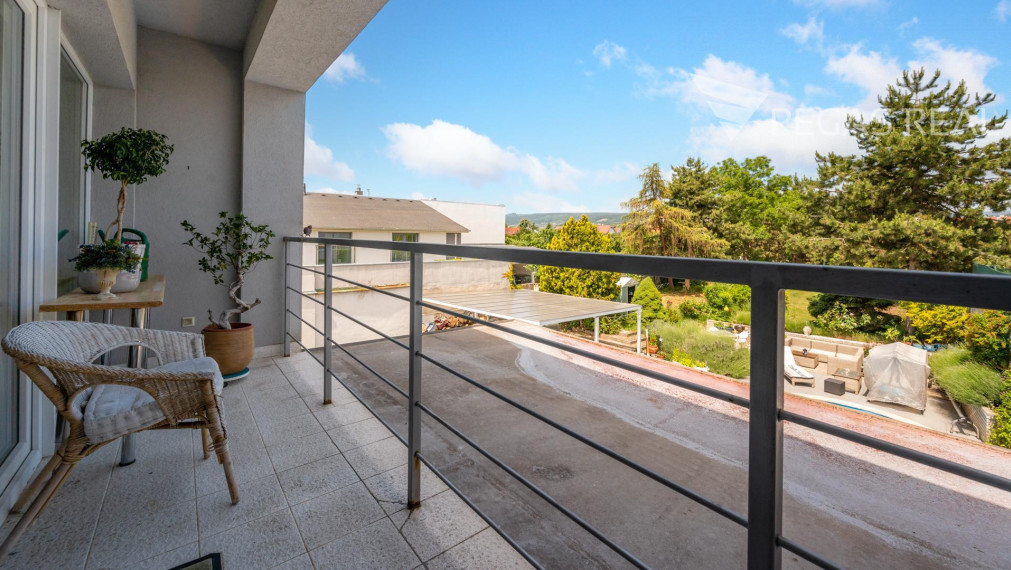 Rodinný dom s bazénom a veľkým pozemkom