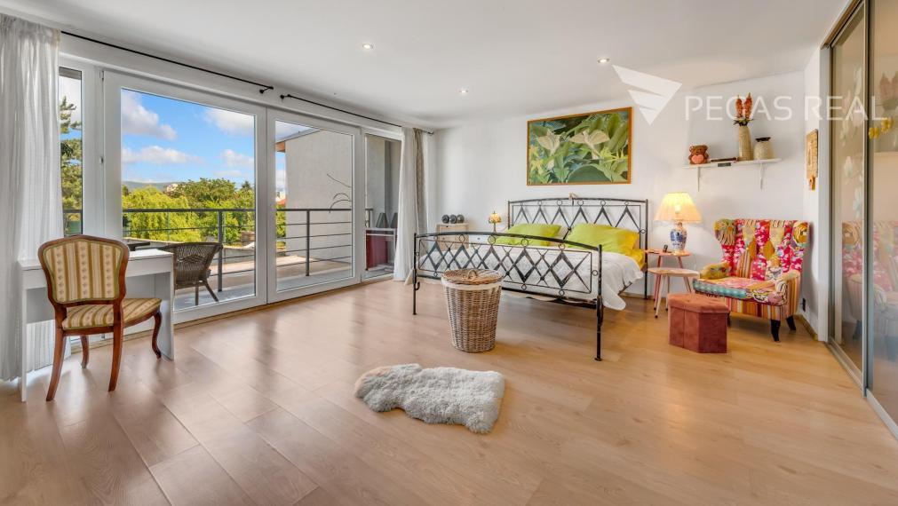 Rodinný dom s bazénom a veľkým pozemkom