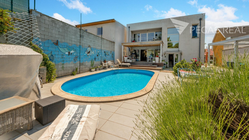 Rodinný dom s bazénom a veľkým pozemkom