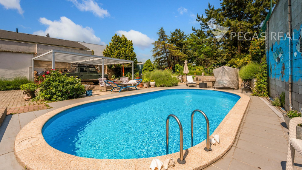 Rodinný dom s bazénom a veľkým pozemkom