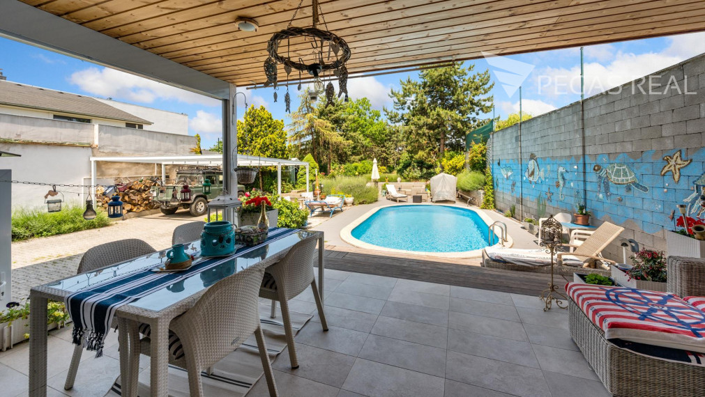 Rodinný dom s bazénom a veľkým pozemkom