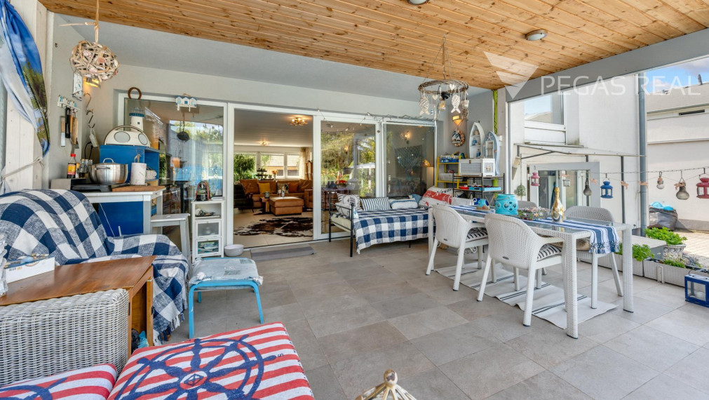 Rodinný dom s bazénom a veľkým pozemkom