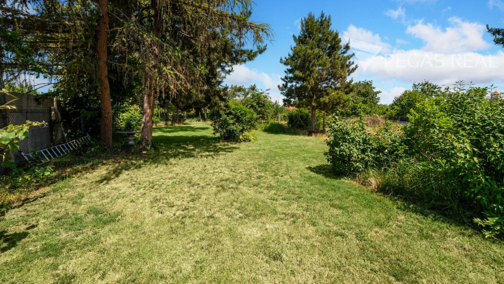 Rodinný dom s bazénom a veľkým pozemkom