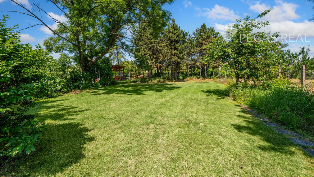 Rodinný dom s bazénom a veľkým pozemkom