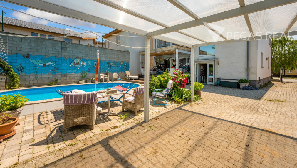 Rodinný dom s bazénom a veľkým pozemkom