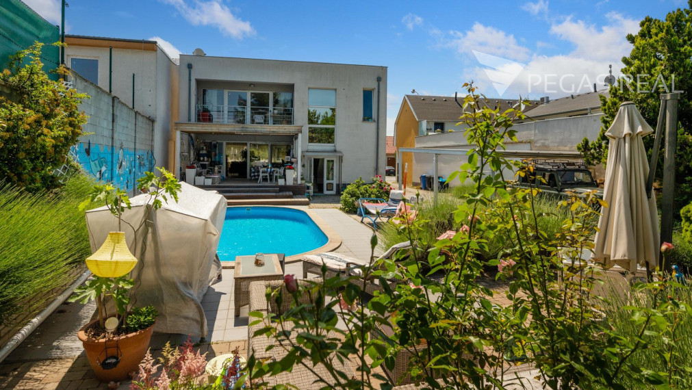 Rodinný dom s bazénom a veľkým pozemkom