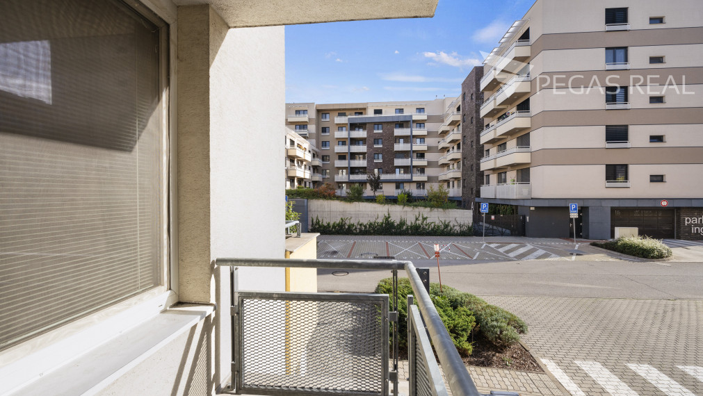 Veľký 2-izbový byt - Galvaniho dvory, Bratislava