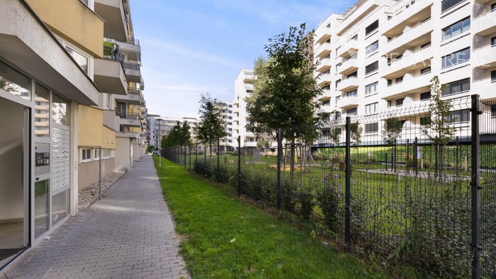 Veľký 2-izbový byt - Galvaniho dvory, Bratislava