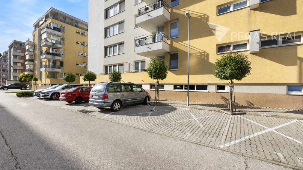 Veľký 2-izbový byt - Galvaniho dvory, Bratislava