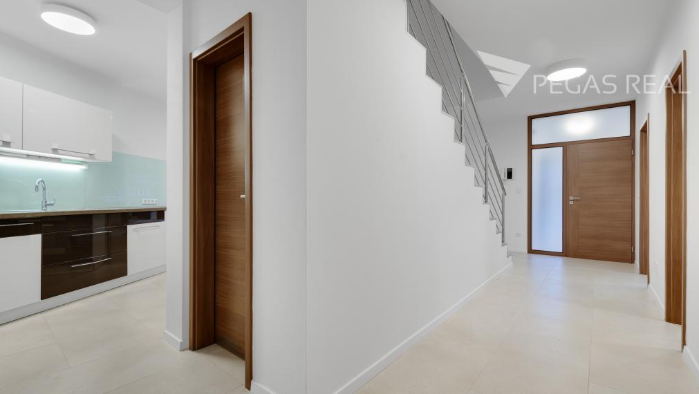 Na prenájom 6-izbový rodinný dom - Strmý Vŕšok, Záhorská Bystrica