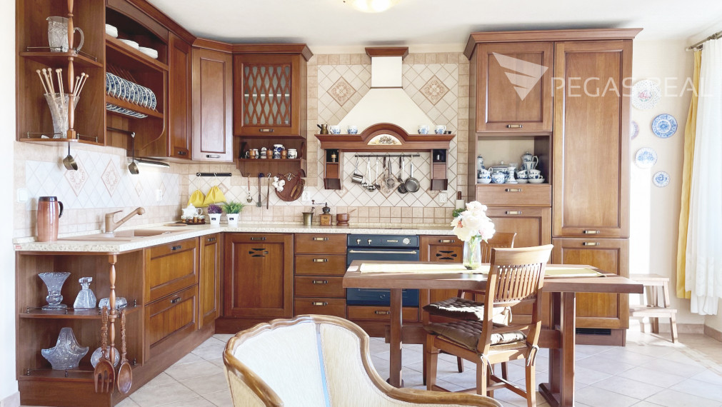 **PREDANÝ** Priestranný kompletne zariadený 2i byt s klimatizáciou za bezkonkurenčnú cenu, Ružinov