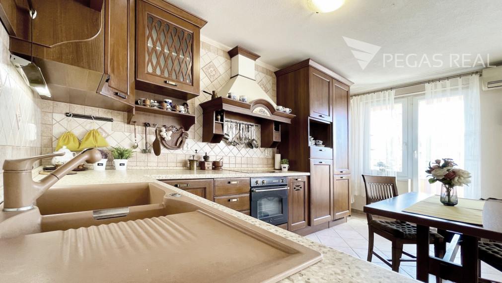 **PREDANÝ** Priestranný kompletne zariadený 2i byt s klimatizáciou za bezkonkurenčnú cenu, Ružinov