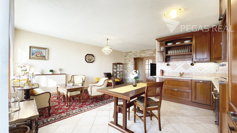 **PREDANÝ** Priestranný kompletne zariadený 2i byt s klimatizáciou za bezkonkurenčnú cenu, Ružinov