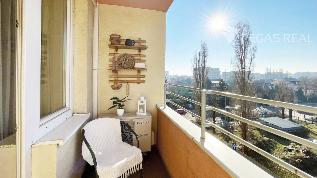 **PREDANÝ** Priestranný kompletne zariadený 2i byt s klimatizáciou za bezkonkurenčnú cenu, Ružinov