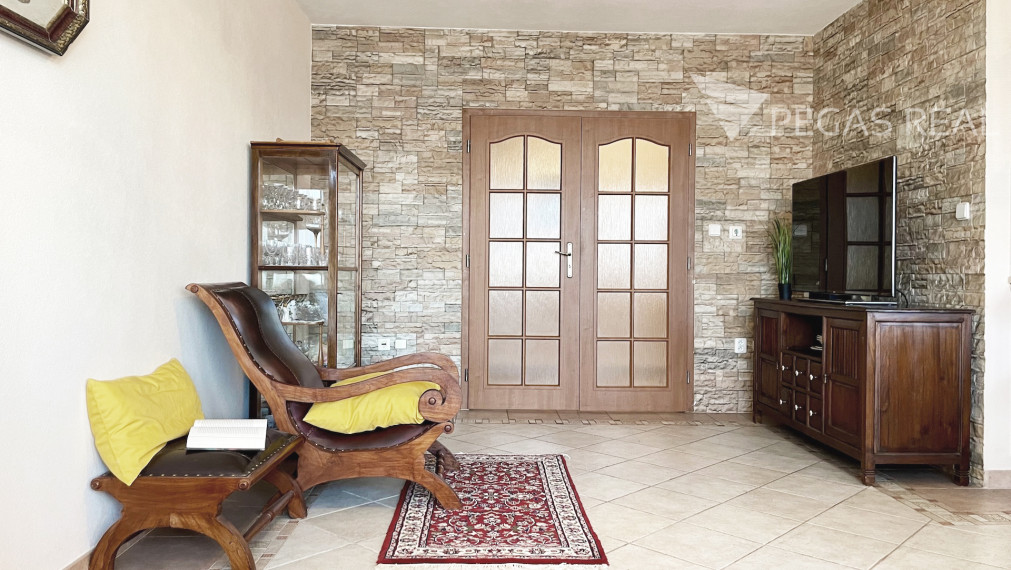 **PREDANÝ** Priestranný kompletne zariadený 2i byt s klimatizáciou za bezkonkurenčnú cenu, Ružinov