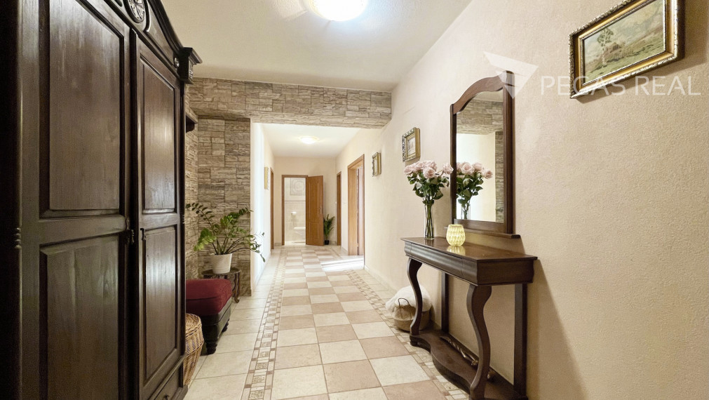 **PREDANÝ** Priestranný kompletne zariadený 2i byt s klimatizáciou za bezkonkurenčnú cenu, Ružinov