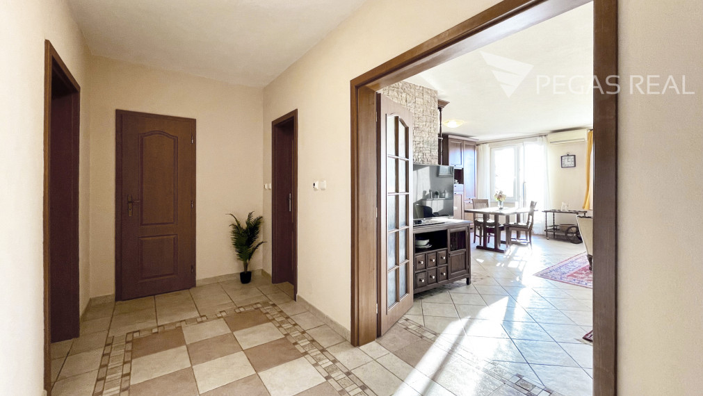 **PREDANÝ** Priestranný kompletne zariadený 2i byt s klimatizáciou za bezkonkurenčnú cenu, Ružinov