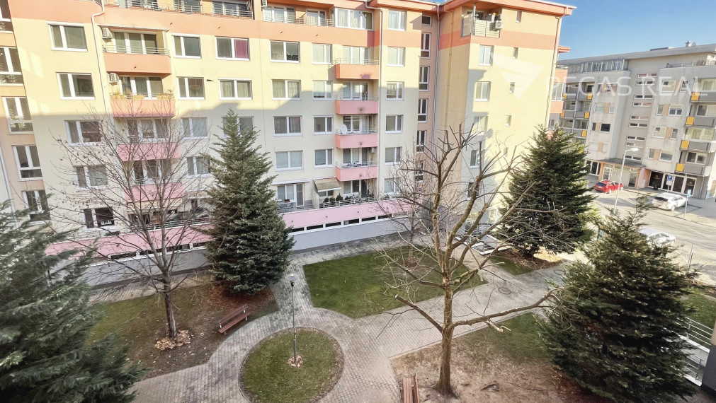 **PREDANÝ** Priestranný kompletne zariadený 2i byt s klimatizáciou za bezkonkurenčnú cenu, Ružinov