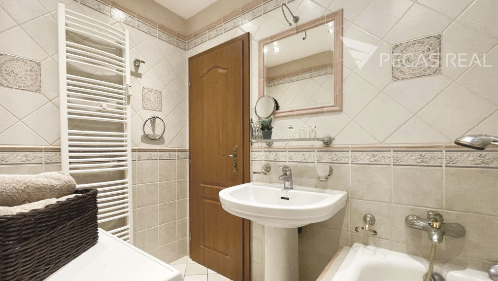 **PREDANÝ** Priestranný kompletne zariadený 2i byt s klimatizáciou za bezkonkurenčnú cenu, Ružinov