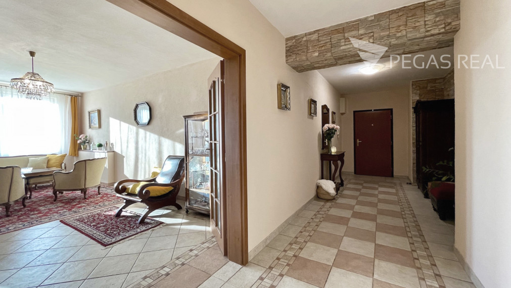 **PREDANÝ** Priestranný kompletne zariadený 2i byt s klimatizáciou za bezkonkurenčnú cenu, Ružinov