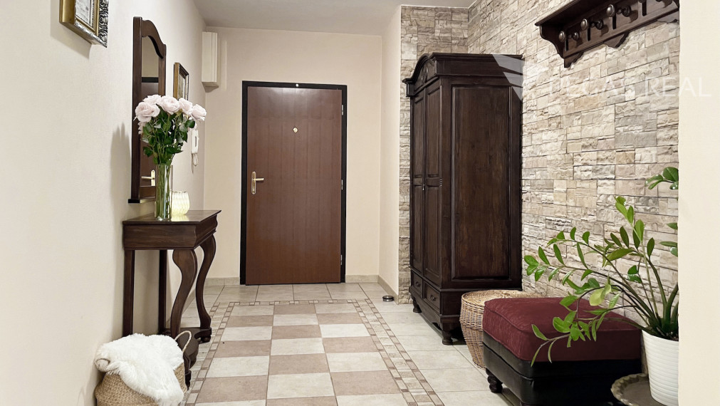 **PREDANÝ** Priestranný kompletne zariadený 2i byt s klimatizáciou za bezkonkurenčnú cenu, Ružinov