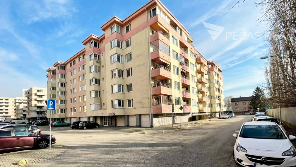 **PREDANÝ** Priestranný kompletne zariadený 2i byt s klimatizáciou za bezkonkurenčnú cenu, Ružinov