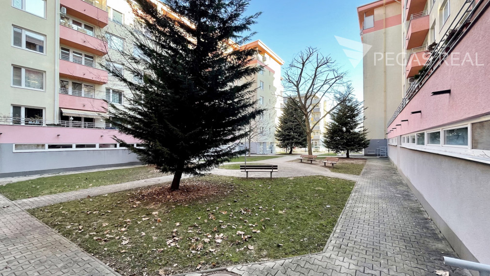 **PREDANÝ** Priestranný kompletne zariadený 2i byt s klimatizáciou za bezkonkurenčnú cenu, Ružinov