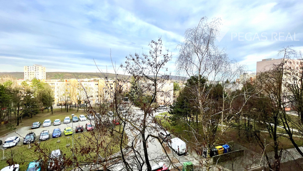 PREDANÝ - Slnečný 4i byt v príjemnom tichom prostredí neďaleko DK Dúbravka