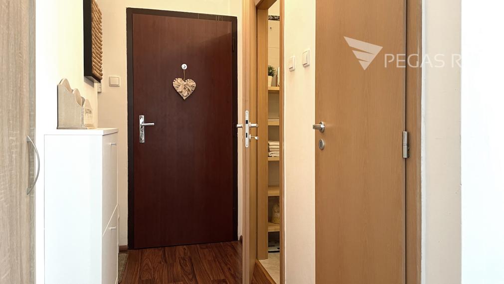 **PREDANÝ** Slnečný 1i byt neďaleko DK Dúbravka s TOP výhľadom na Devínsku kobylu