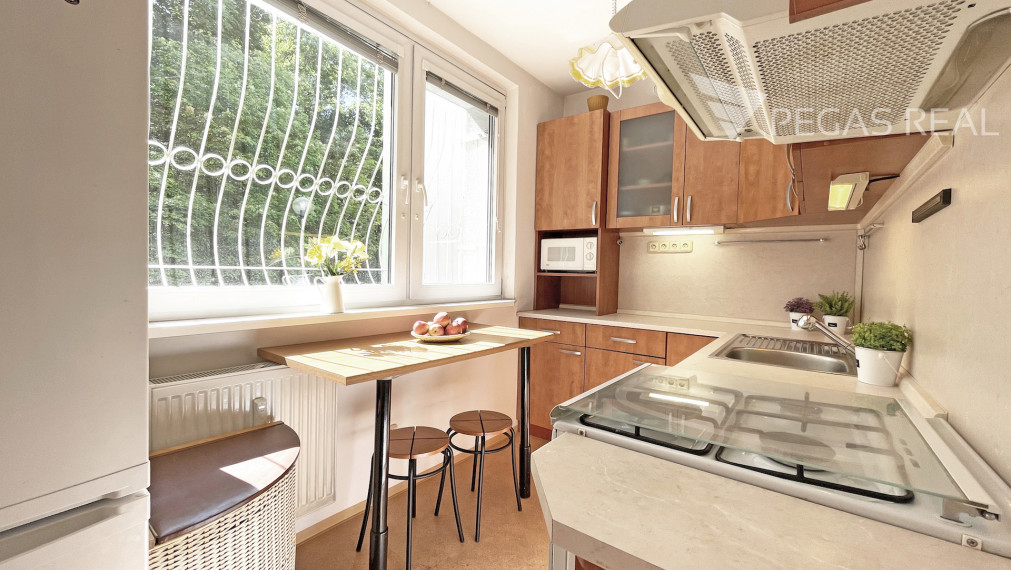 **PREDANÝ** Priestranný 2i byt priamo pri lese, Petržalka-Ovsište