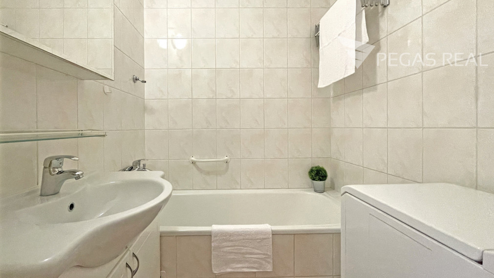 **PREDANÝ** Priestranný 2i byt priamo pri lese, Petržalka-Ovsište