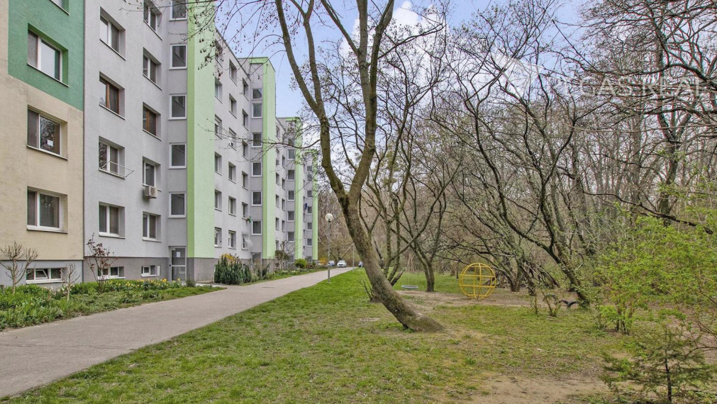 **PREDANÝ** Priestranný 2i byt priamo pri lese, Petržalka-Ovsište