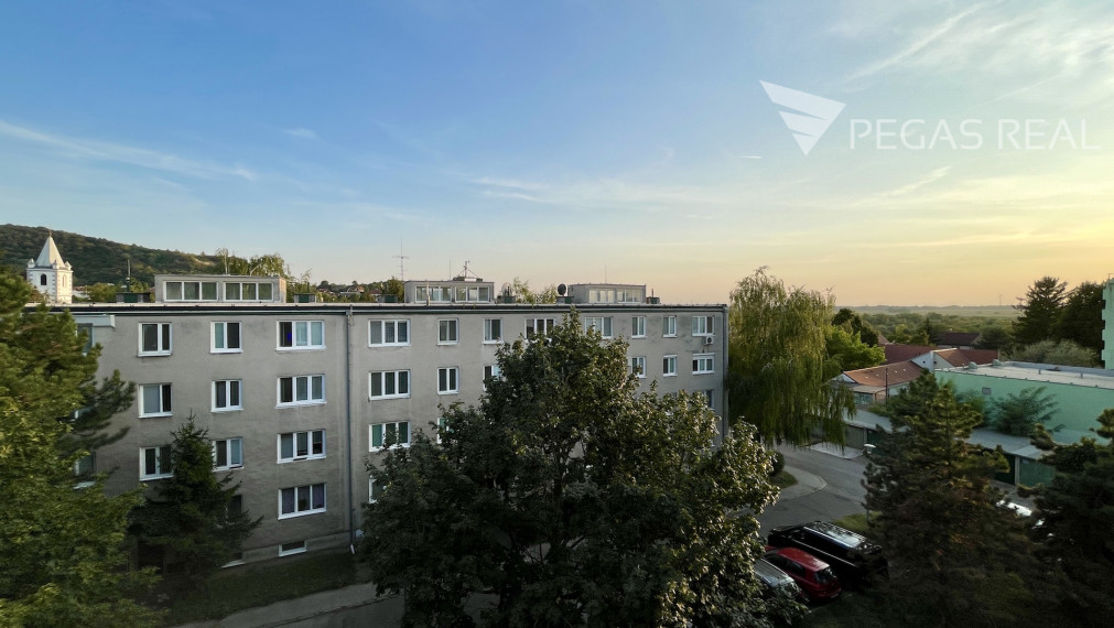 **PREDANÝ** Slnečný 4i byt v príjemnom tichom prostredí DNV v časti Kostolné