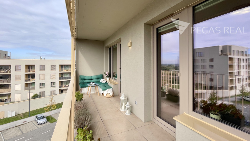 **PREDANÝ** Priestranný kompletne zariadený 2i byt v novostavbe Bory - Nový Dvor