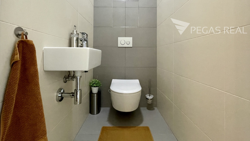 **PREDANÝ** Priestranný kompletne zariadený 2i byt v novostavbe Bory - Nový Dvor