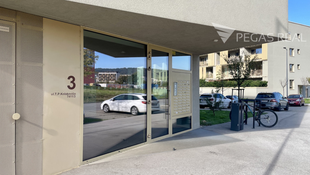 **PREDANÝ** Priestranný kompletne zariadený 2i byt v novostavbe Bory - Nový Dvor