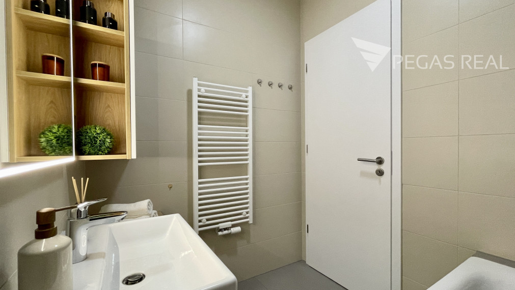 **PREDANÝ** Priestranný kompletne zariadený 2i byt v novostavbe Bory - Nový Dvor