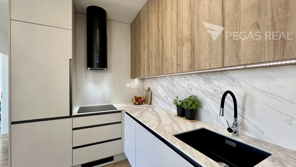 **PREDANÝ** Priestranný kompletne zariadený 2i byt v novostavbe Bory - Nový Dvor