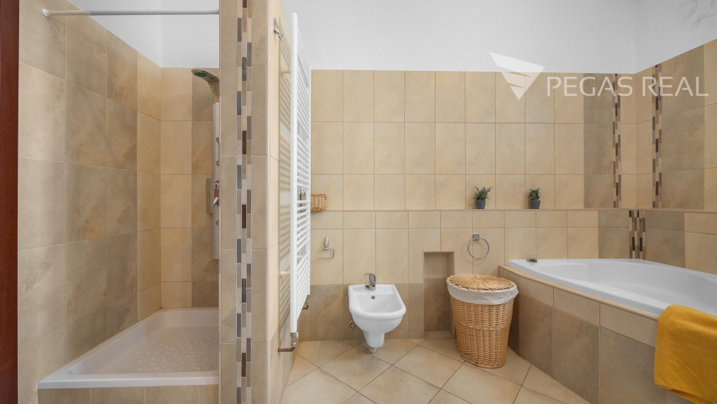 Krásny 4 izbový byt na Zochovej ulici