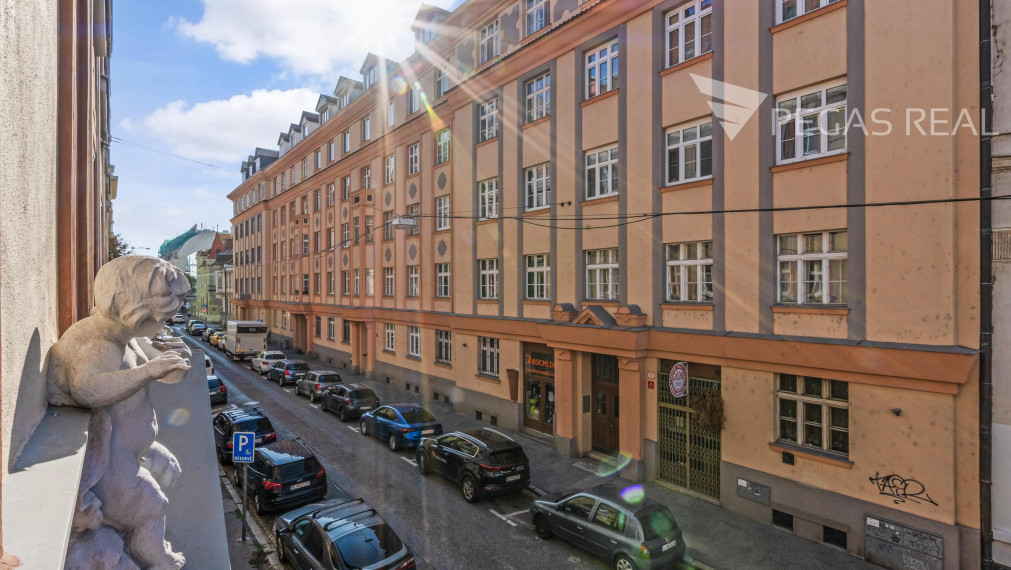 PREDANÉ -  2-izbový staromestský byt v úplnom centre BA.