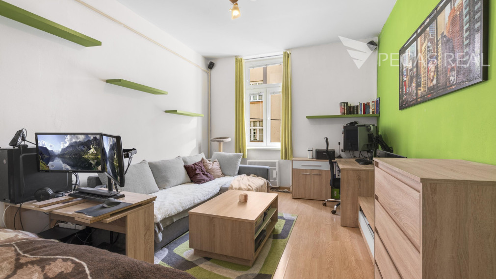 PREDANÉ -  2-izbový staromestský byt v úplnom centre BA.