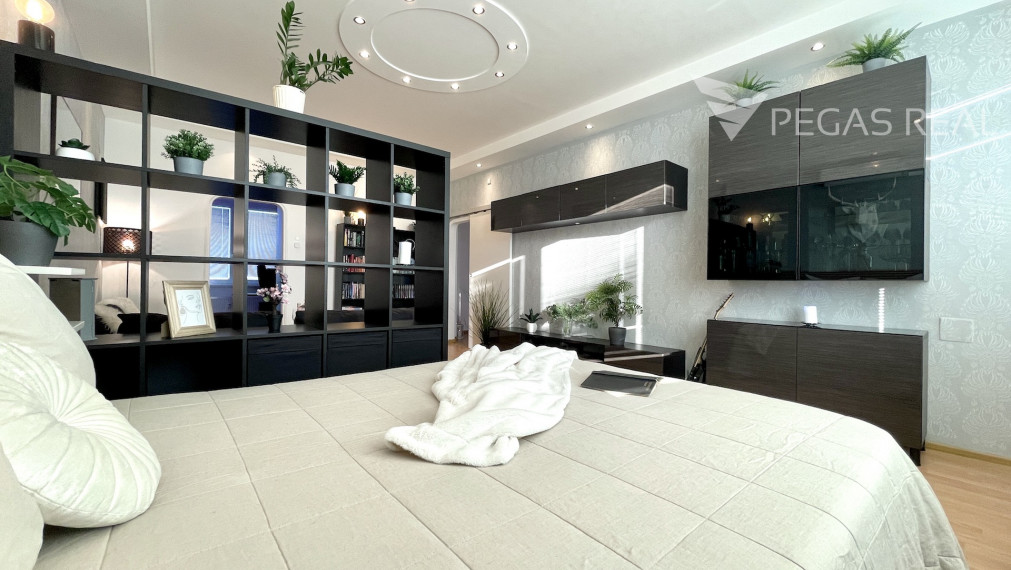 **PREDANÝ** Priestranný, kompletne zariadený 3i byt s dvoma loggiami, Dopravná ul., Rača