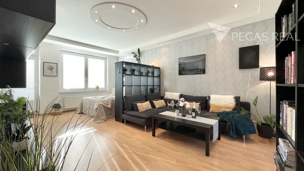 **PREDANÝ** Priestranný, kompletne zariadený 3i byt s dvoma loggiami, Dopravná ul., Rača