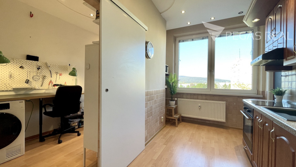 **PREDANÝ** Priestranný, kompletne zariadený 3i byt s dvoma loggiami, Dopravná ul., Rača