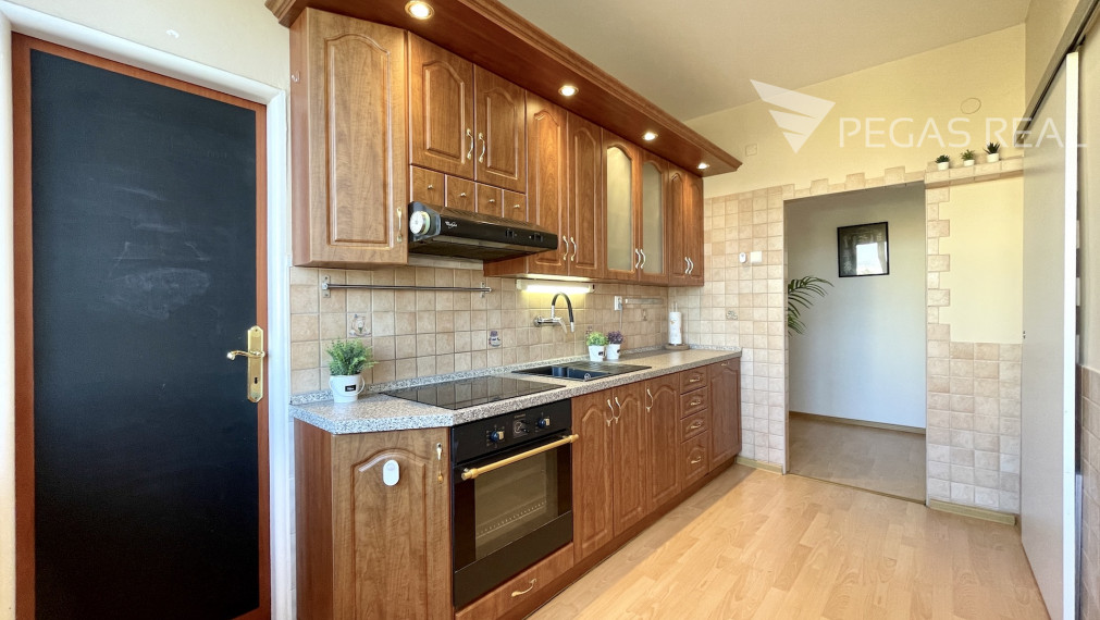 **PREDANÝ** Priestranný, kompletne zariadený 3i byt s dvoma loggiami, Dopravná ul., Rača